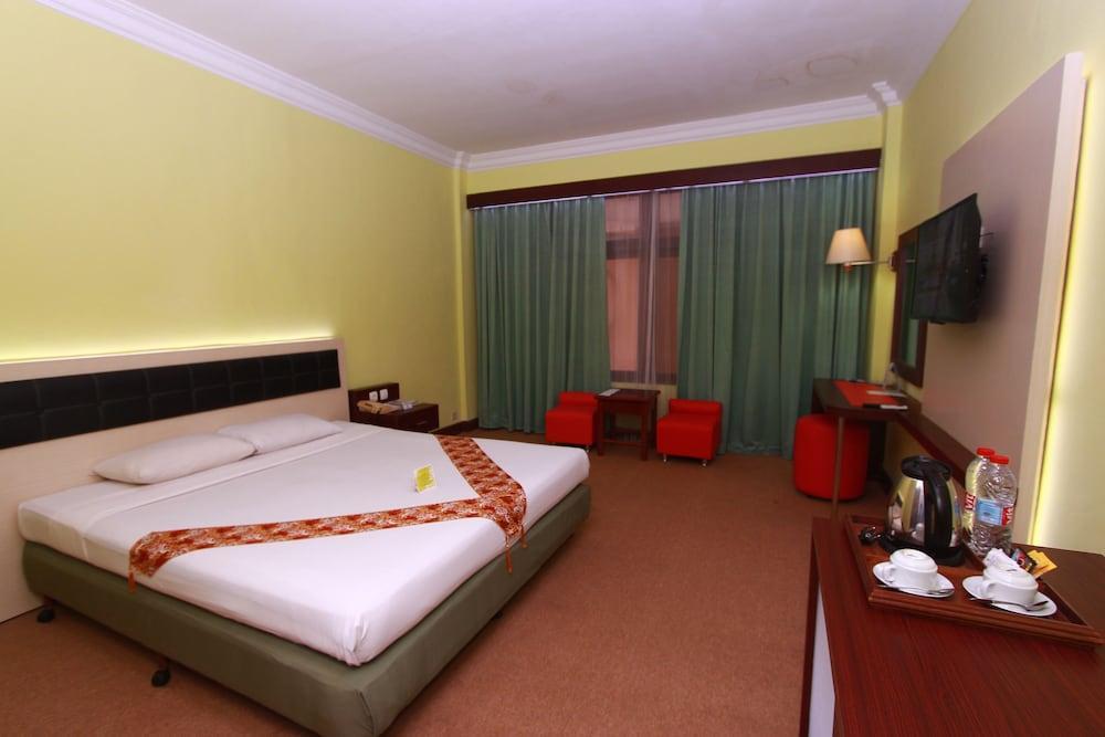 Hotel Mutiara Cilacap Exterior foto