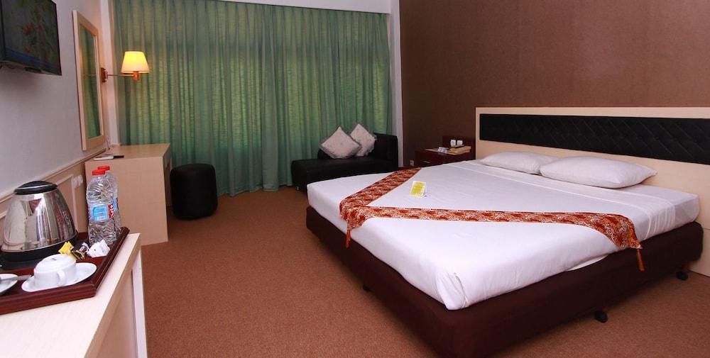 Hotel Mutiara Cilacap Exterior foto