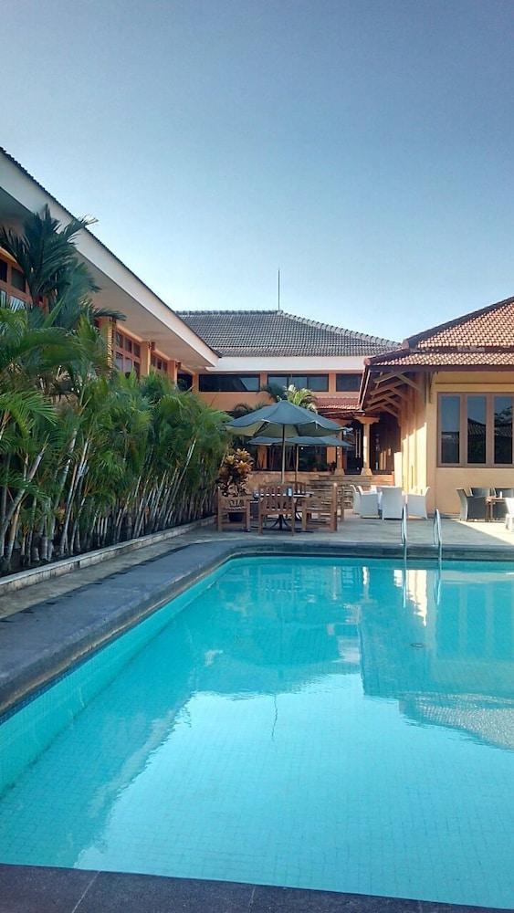 Hotel Mutiara Cilacap Exterior foto