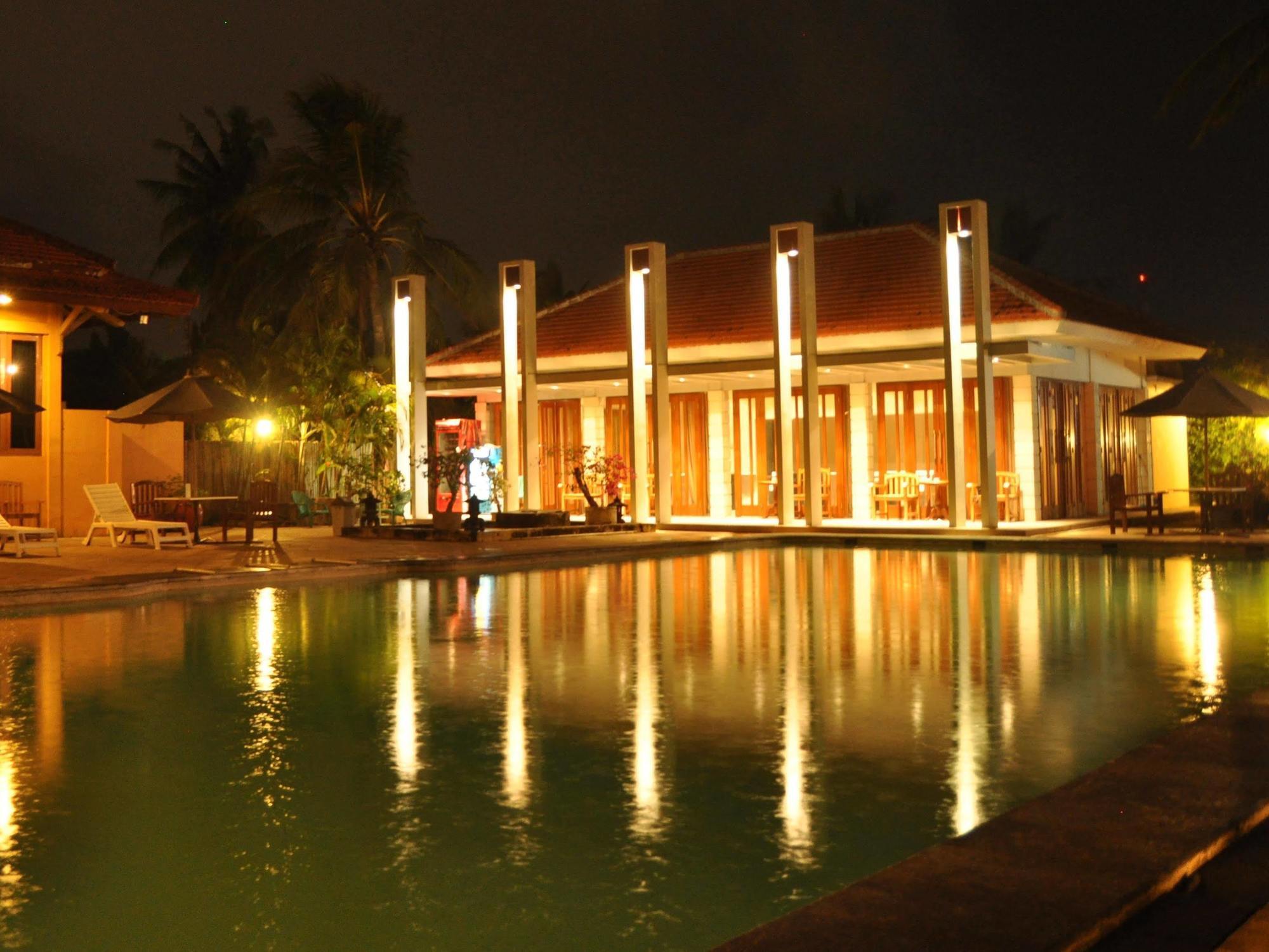 Hotel Mutiara Cilacap Exterior foto